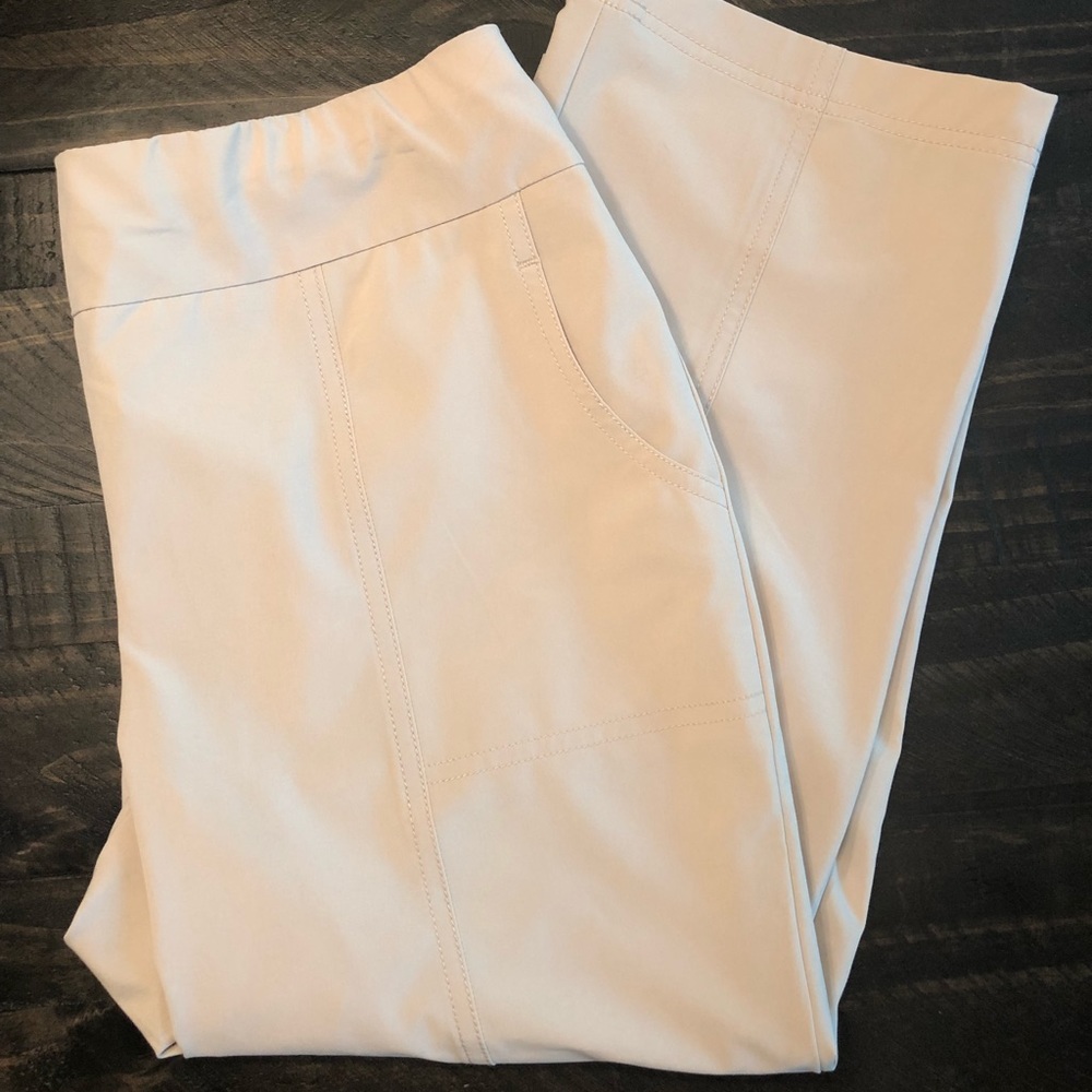 Capri Pants Weekends by Chico’s Khaki Crop Bottom Sz 0.5 (4-6) Like New - Picture 2 of 6